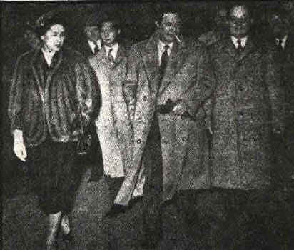 Parigi, gare de Lyon, 9/5/1954 (giorno della disfatta di Dien Bien Phu): l�imperatore del Vietnam Bao Dai col suo caratteristico codazzo (da una riproduzione anastatica del France Soir di luned� 10/5/1954).